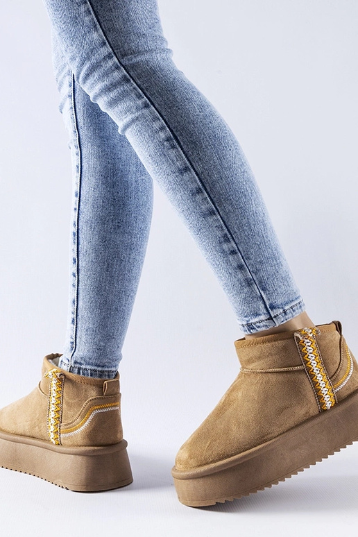 Ciemnobeżowe śniegowce na platformie...