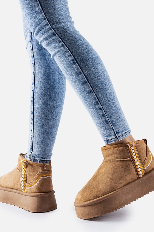 Ciemnobeżowe śniegowce na platformie...