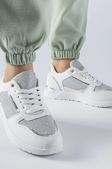 Białe sneakersy z ozdobną...