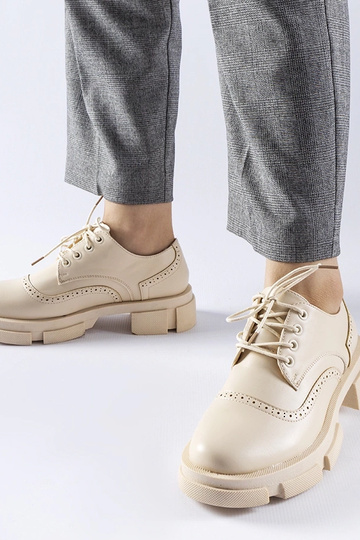 Beżowe wiązane półbuty...