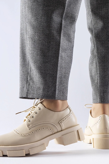 Beżowe wiązane półbuty... 2