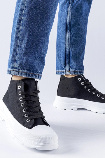 Black trainers Beat