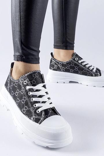 Black trainers Beat