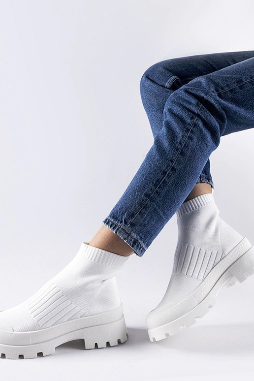 Białe sneakersy z elastyczną cholewką...