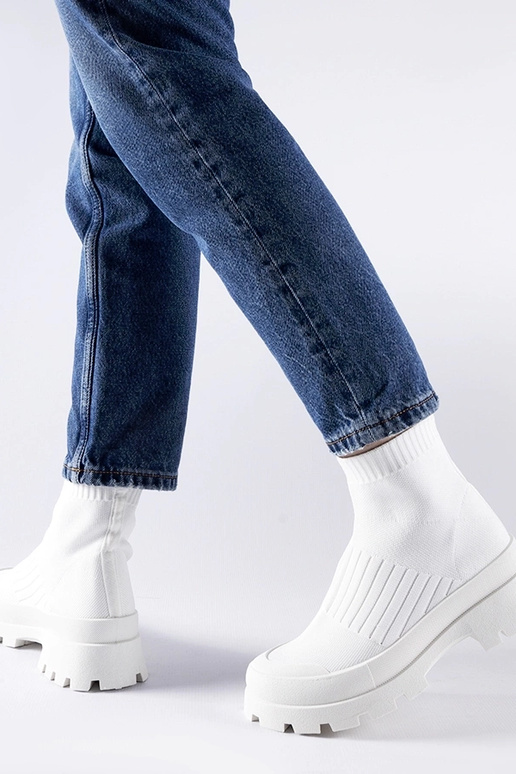 Białe sneakersy z elastyczną cholewką...