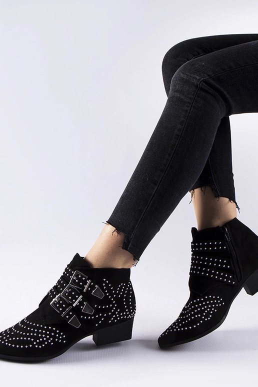 Czarne ozdobne botki na niskim słupku... Czarne ozdobne botki na niskim słupku...