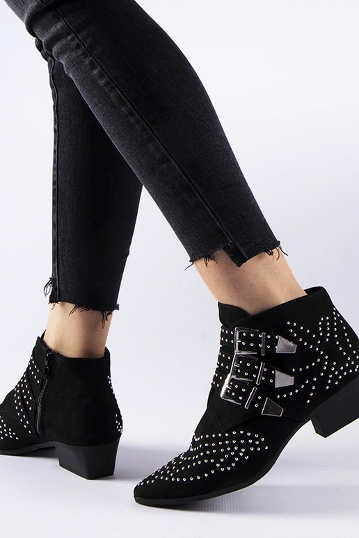 Czarne ozdobne botki na niskim słupku... Czarne ozdobne botki na niskim słupku...