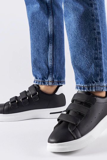 Czarne sneakersy zapinane...