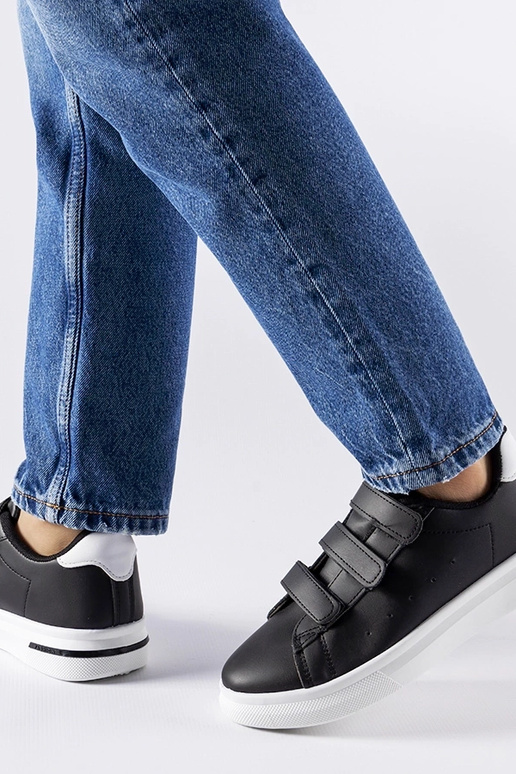 Czarne sneakersy zapinane na rzepy... Czarne sneakersy zapinane na rzepy...