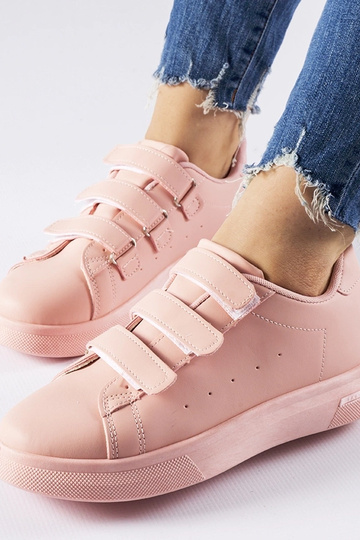 Różowe sneakersy zapinane...