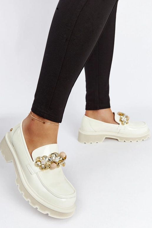 Beżowe skórzane mokasyny lakierowane...