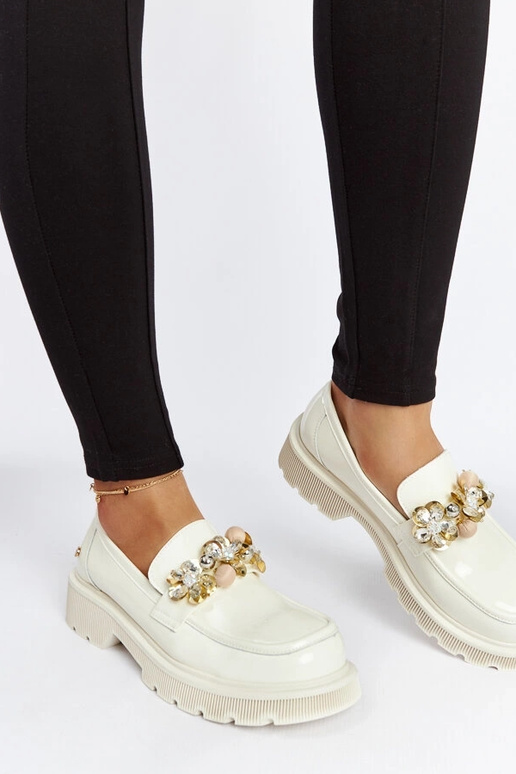 Beżowe skórzane mokasyny lakierowane...