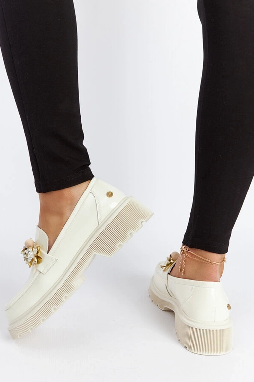 Beżowe skórzane mokasyny lakierowane...