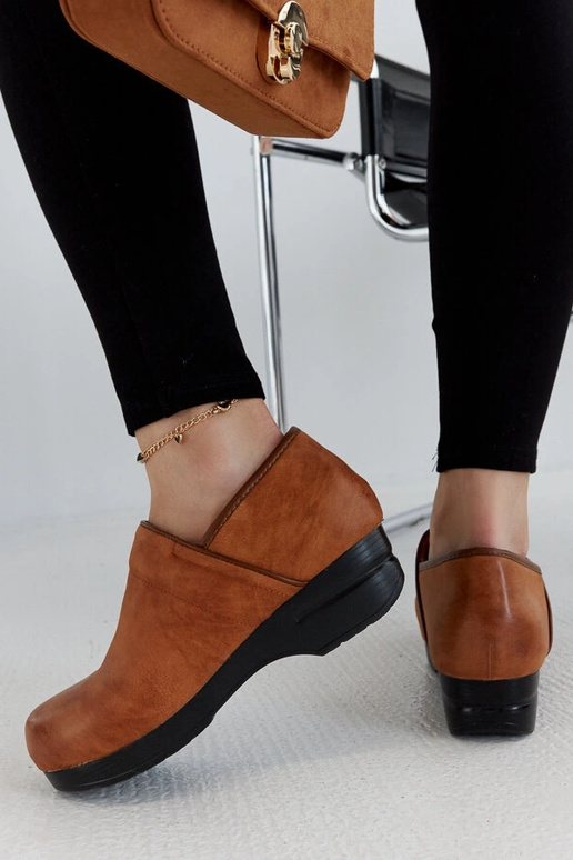 Brązowe półbuty na platformie Montoro...