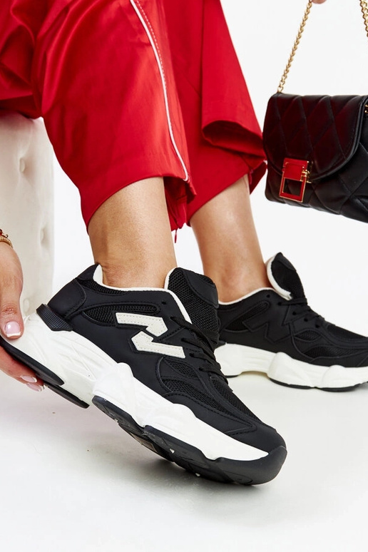 Czarne sneakersy na masywnej...