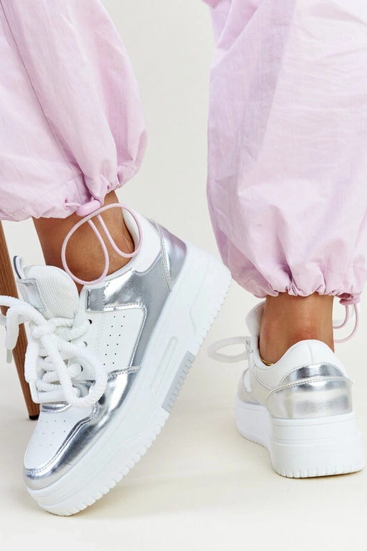 Biało-srebrne sneakersy na wysokiej...