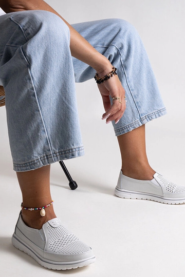 Jasnoszare skórzane półbuty...