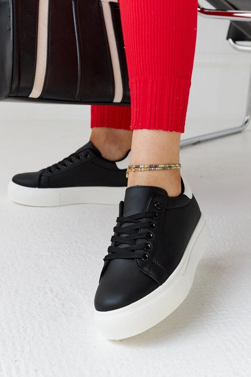 Czarno-białe sneakersy na grubej...