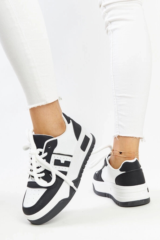 Czarno-białe sneakersy na grubej...