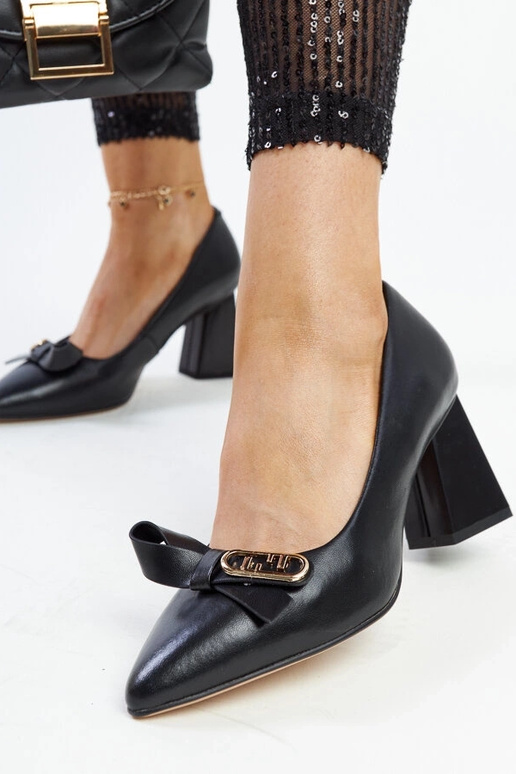 Czarne skórzane czółenka na słupku... Czarne skórzane czółenka na słupku...