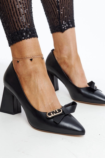 Czarne skórzane czółenka na... 2