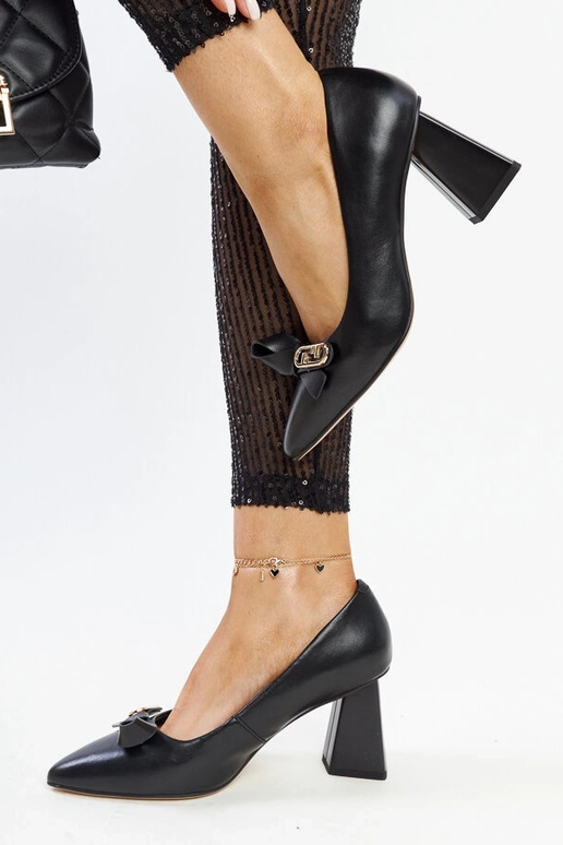 Czarne skórzane czółenka na słupku... Czarne skórzane czółenka na słupku...