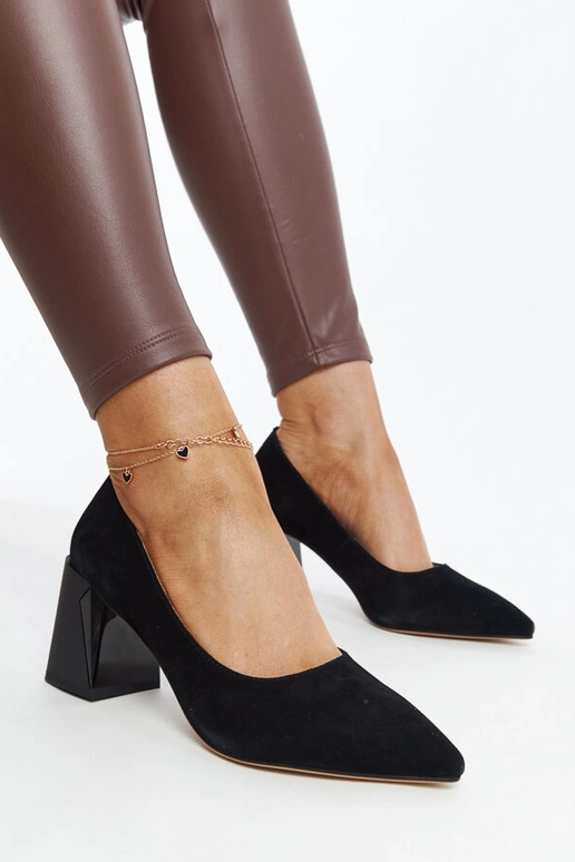 Czarne skórzane czółenka na słupku... Czarne skórzane czółenka na słupku...