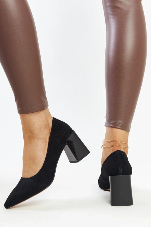 Czarne skórzane czółenka na słupku... Czarne skórzane czółenka na słupku...