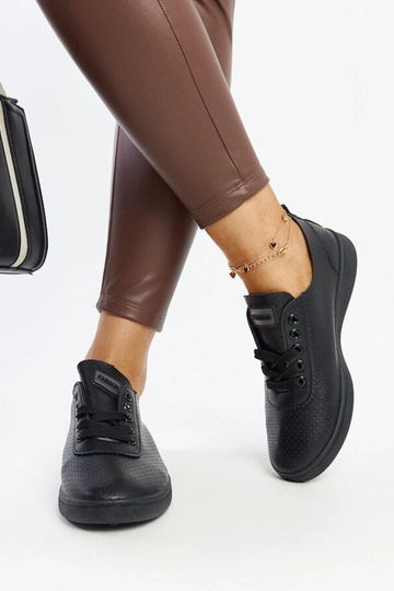 Black trainers Beat 2