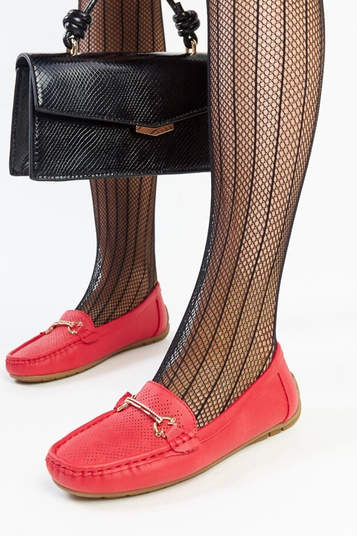 Czerwone mokasyny z ozdobną klamerką...