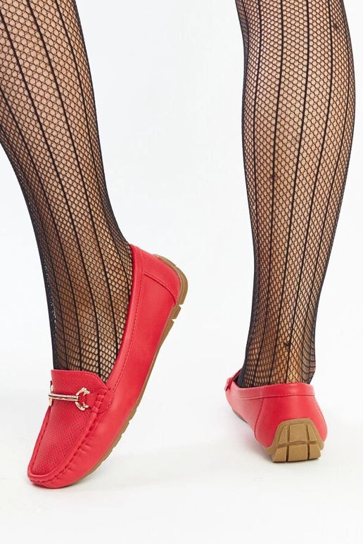 Czerwone mokasyny z ozdobną klamerką...