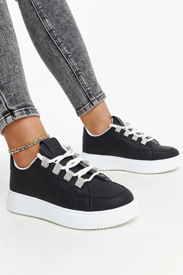 Czarne sneakersy na grubej...
