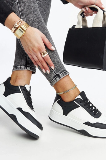 Biało-czarne sneakersy na... 2