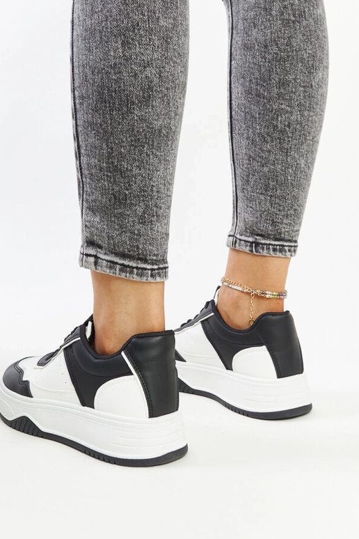 Biało-czarne sneakersy na grubszej...