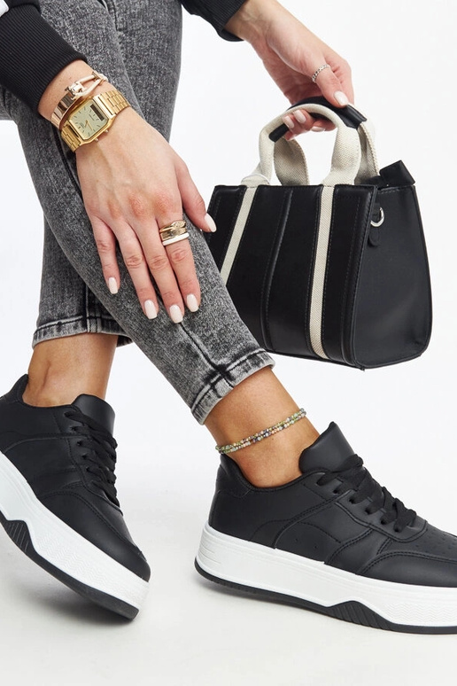 Czarne sneakersy na grubszej...