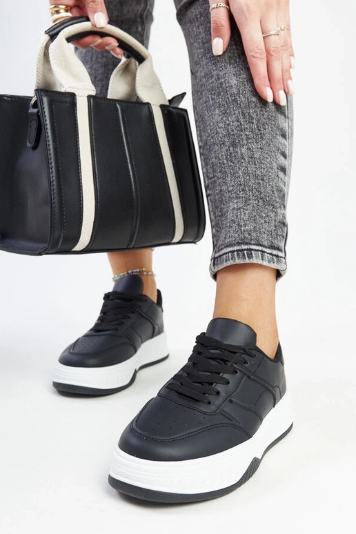 Czarne sneakersy na grubszej...