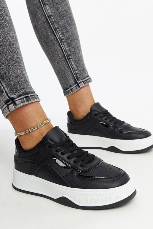Czarne sneakersy na grubszej...
