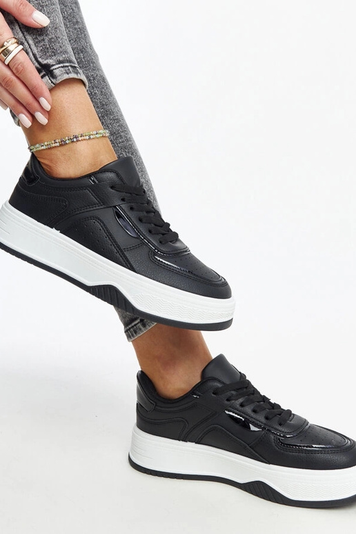 Czarne sneakersy na grubszej...