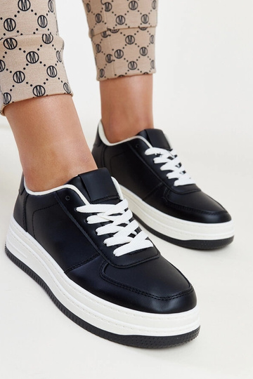 Czarne sneakersy na platformie Cvita