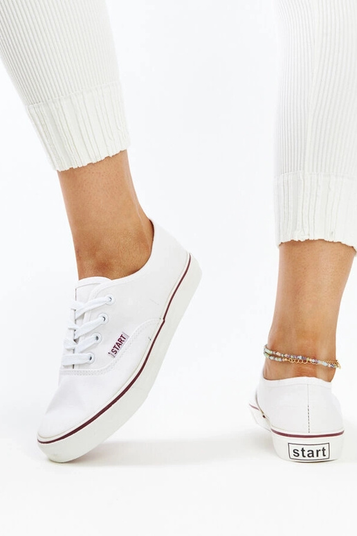 Białe klasyczne tenisówki Erla