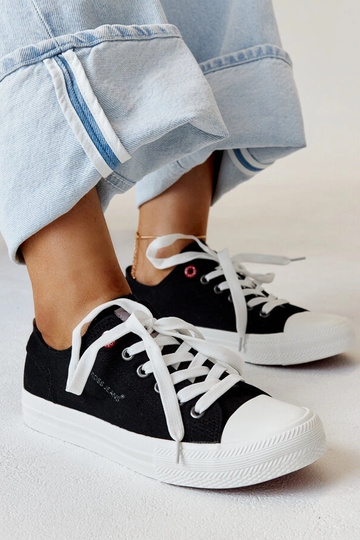 Black trainers Beat