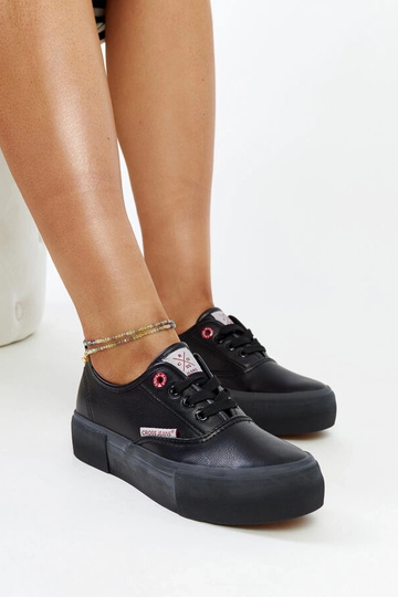 Czarne damskie trampki CROSS JEANS
