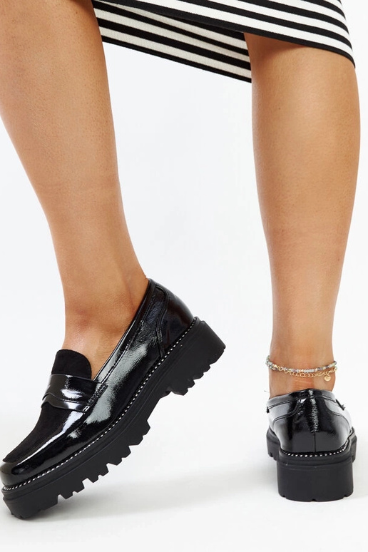 Czarne lakierowane półbuty ze... Czarne lakierowane półbuty ze...