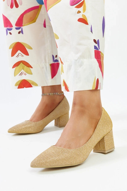 Złote świecące czółenka na słupku Laity