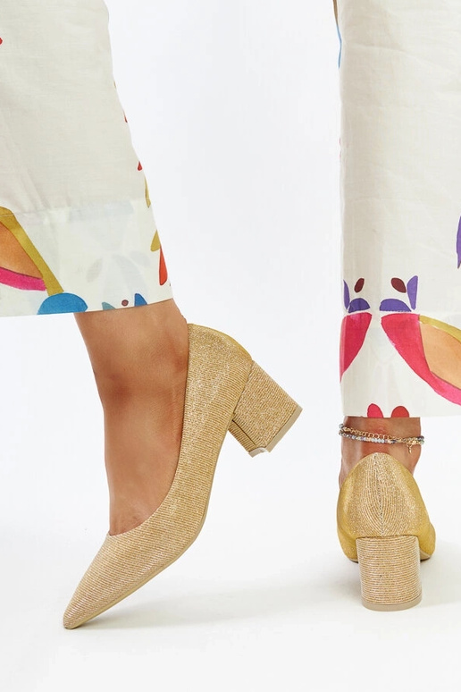 Złote świecące czółenka na słupku Laity