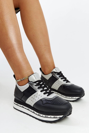 Czarne sneakersy na...