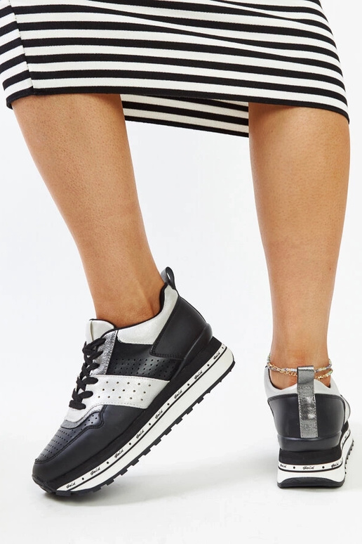 Czarne sneakersy na wysokiej...