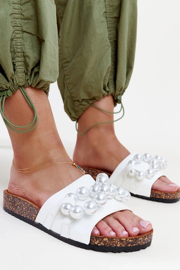 Białe klapki na korkowej...