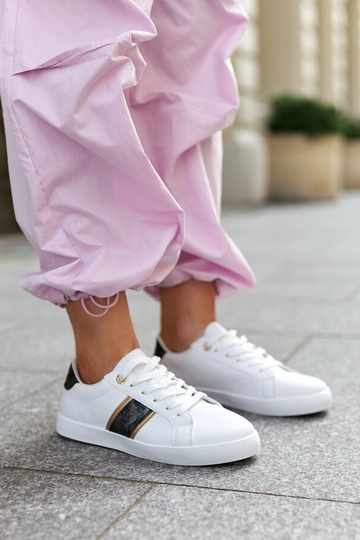 Białe sneakersy z ozdobnym paskiem Grada