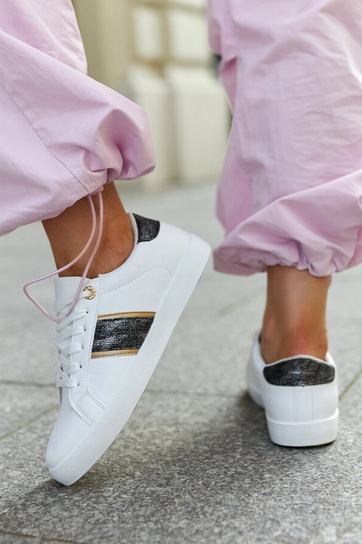 Białe sneakersy z ozdobnym paskiem Grada